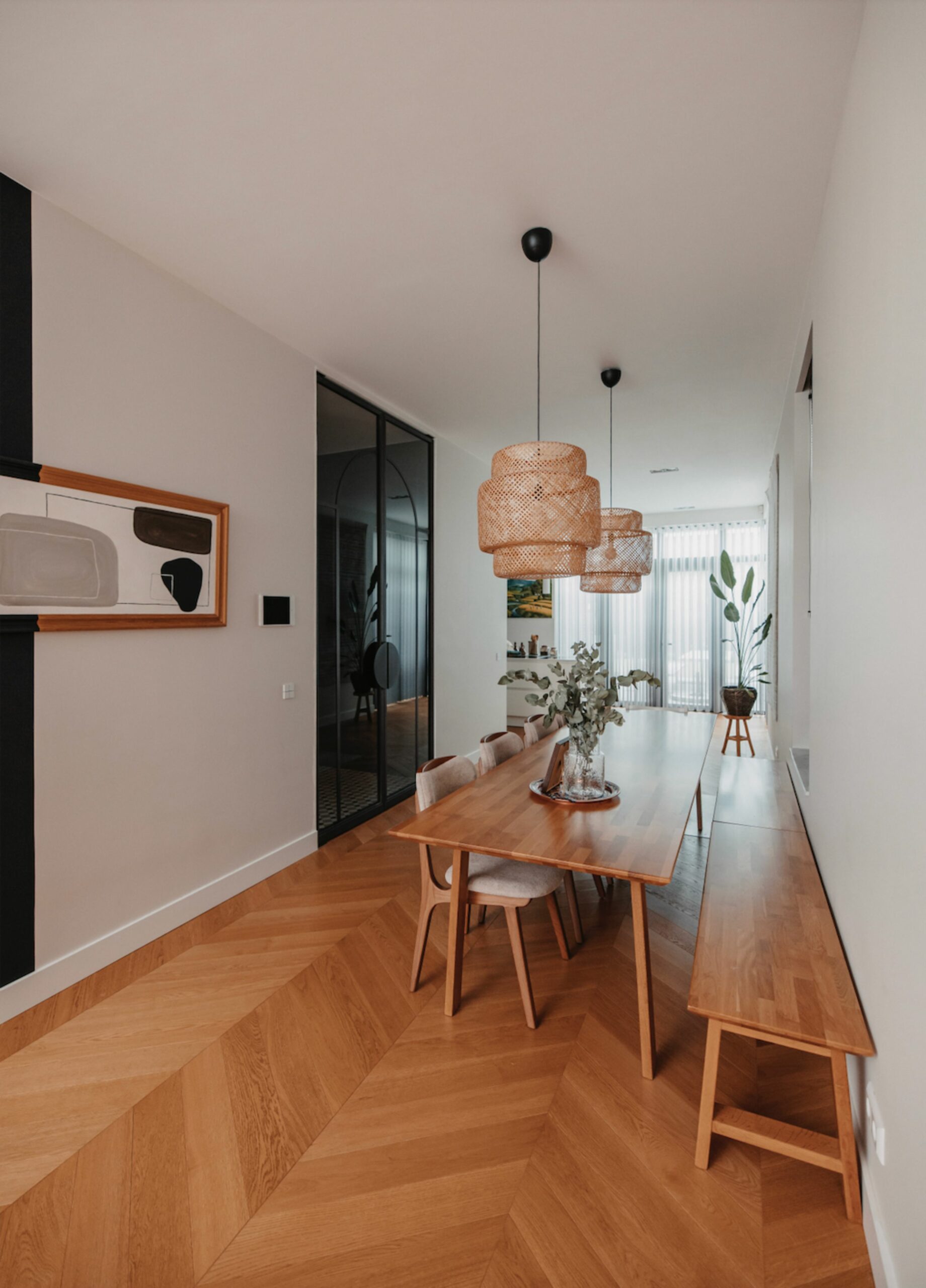 Massief eiken eettafel met bankjes en maatwerk eetstoelen