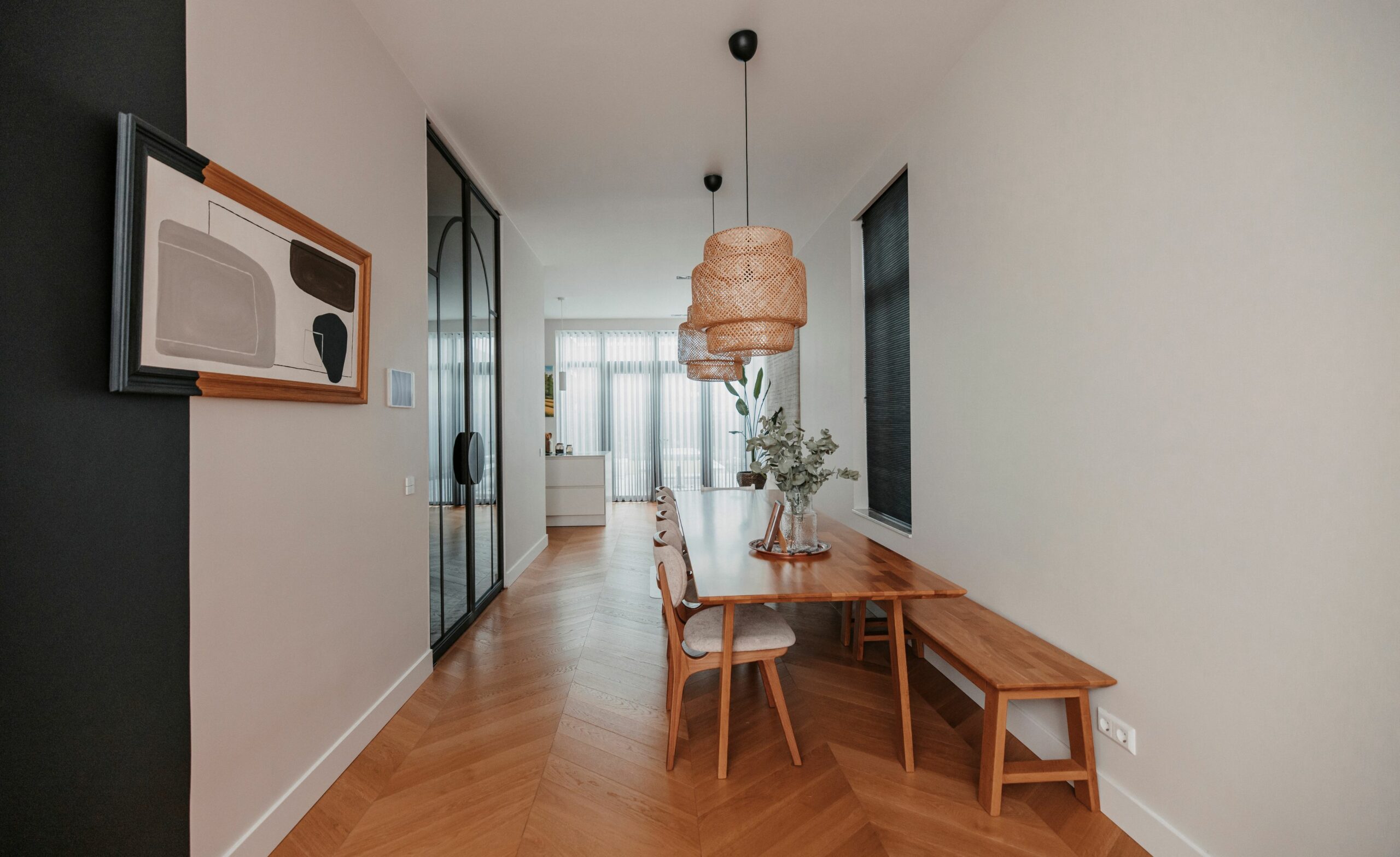 Massief eiken eettafel met bankjes en maatwerk eetstoelen