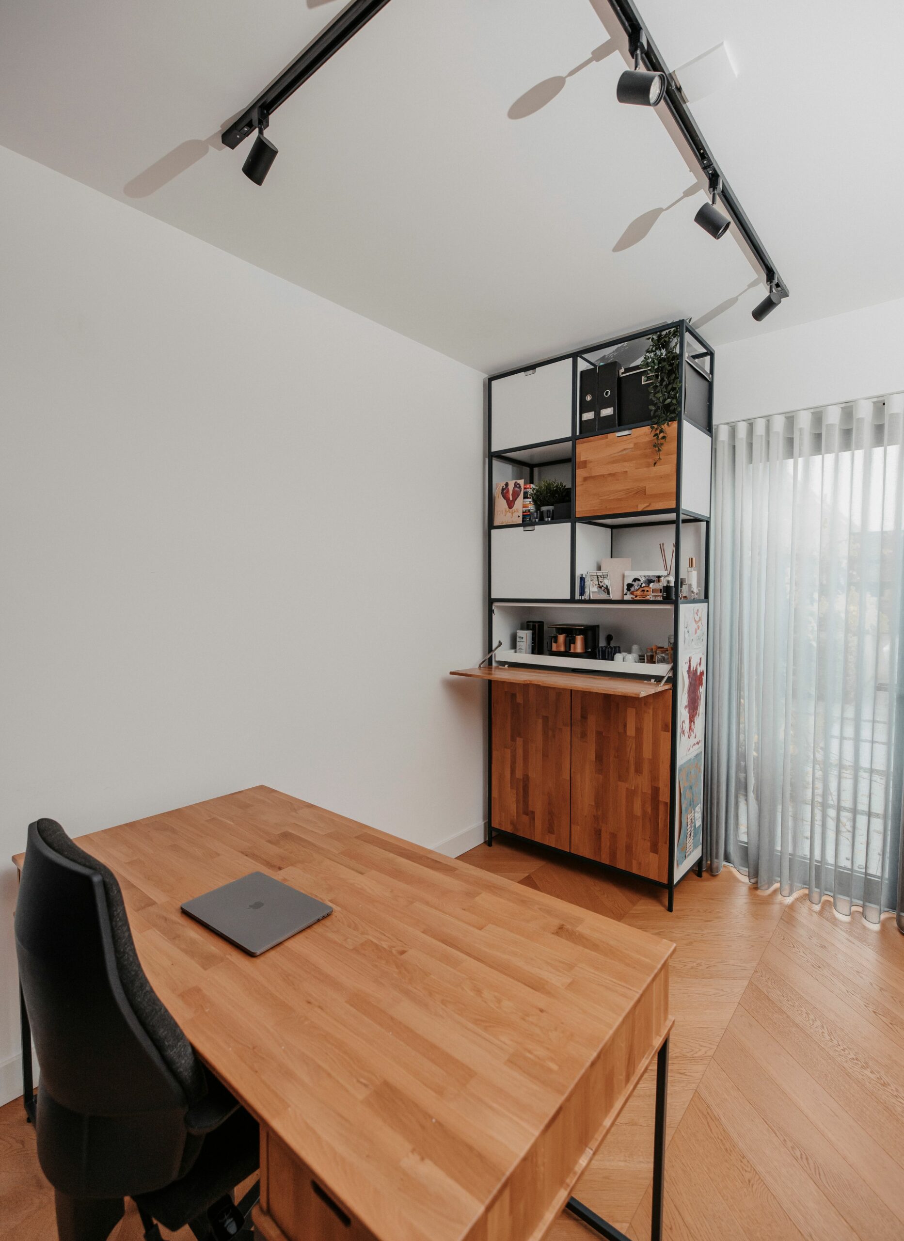 Massief eiken bureau en kast werkkamer