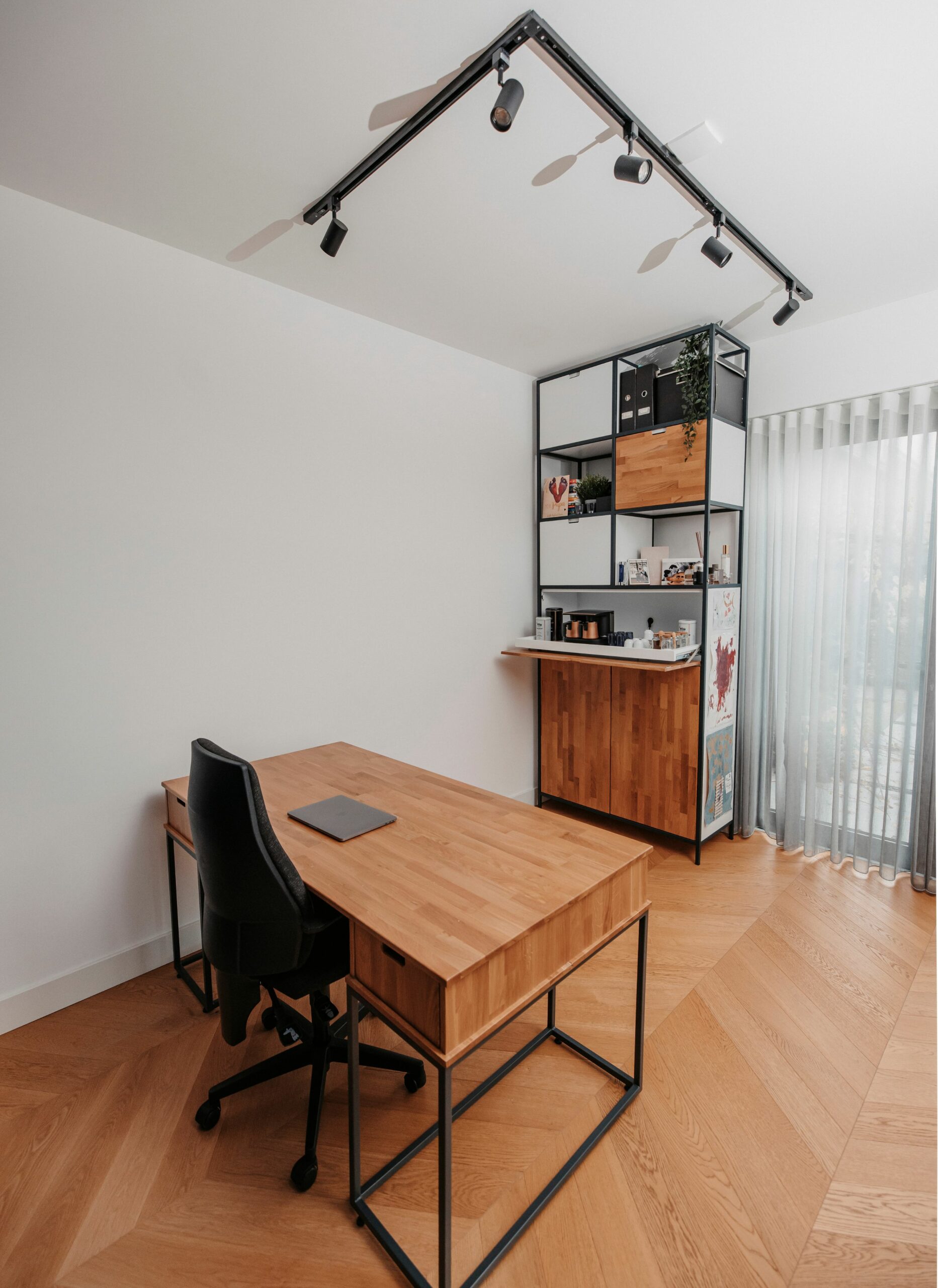 Massief eiken bureau en kast werkkamer