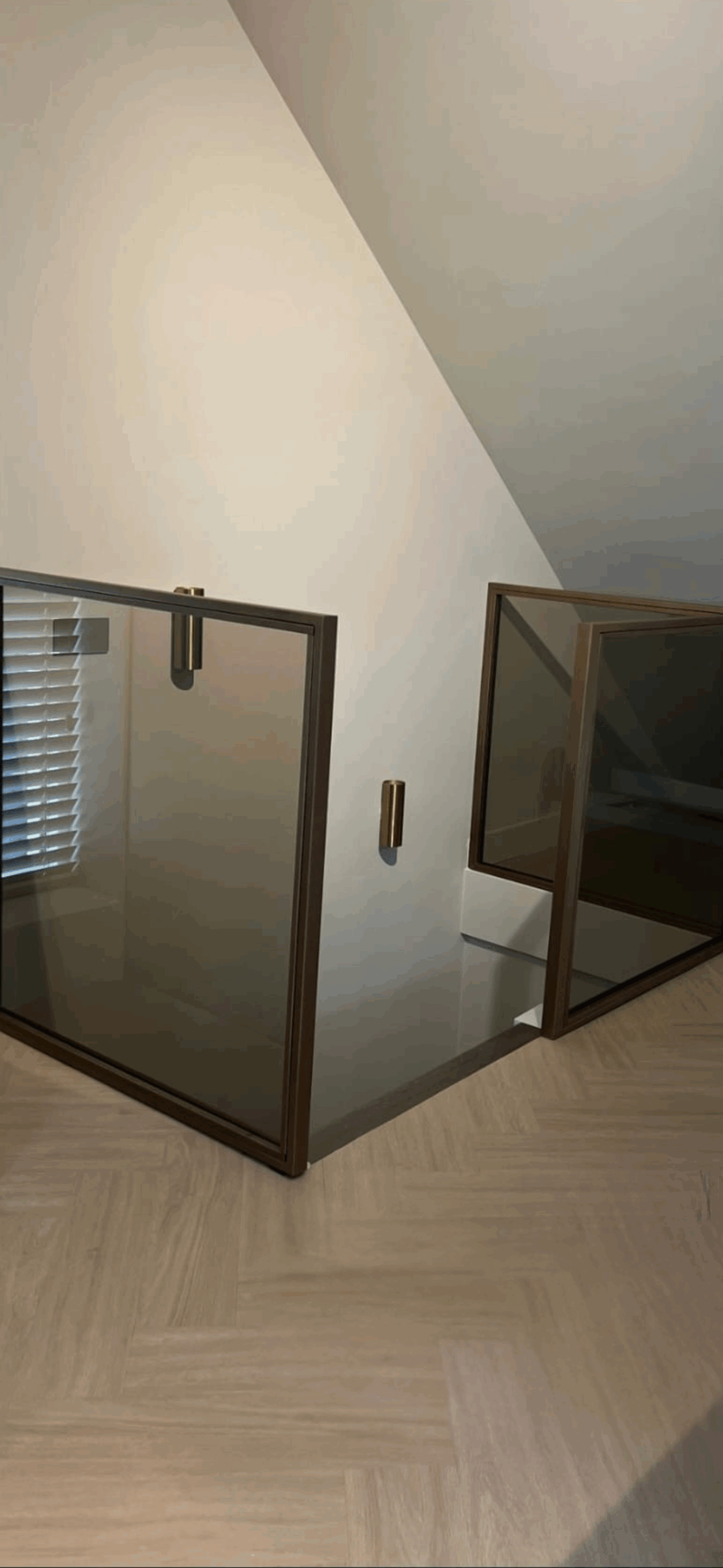 Stalen balustrade met customized brons en brons glas x Janice Blok